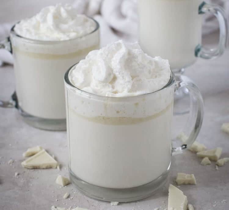 Boisson chaude au chocolat blanc