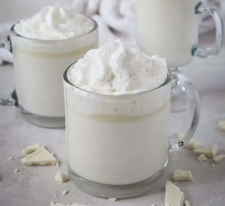 Boisson chaude au chocolat blanc