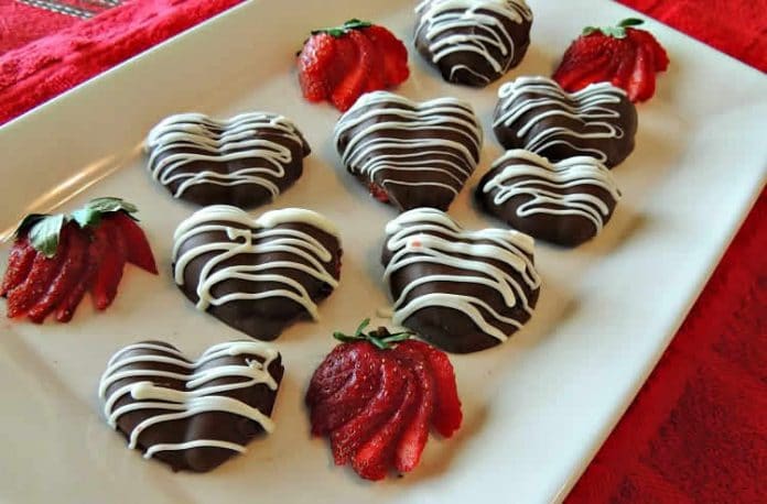 Coeur de fraise enrobé de chocolat