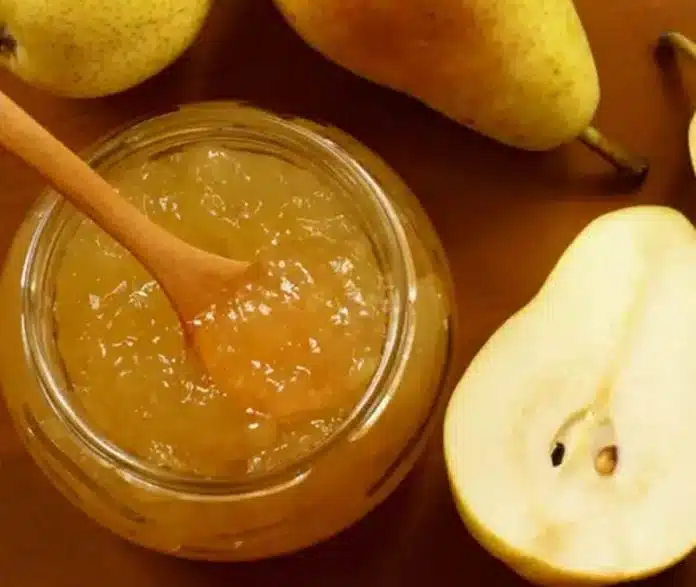 Compote de poires facile au thermomix délice sur une tranche de pain