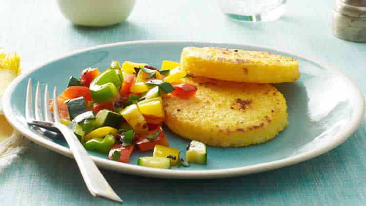 Galettes de polenta aux légumes sautés
