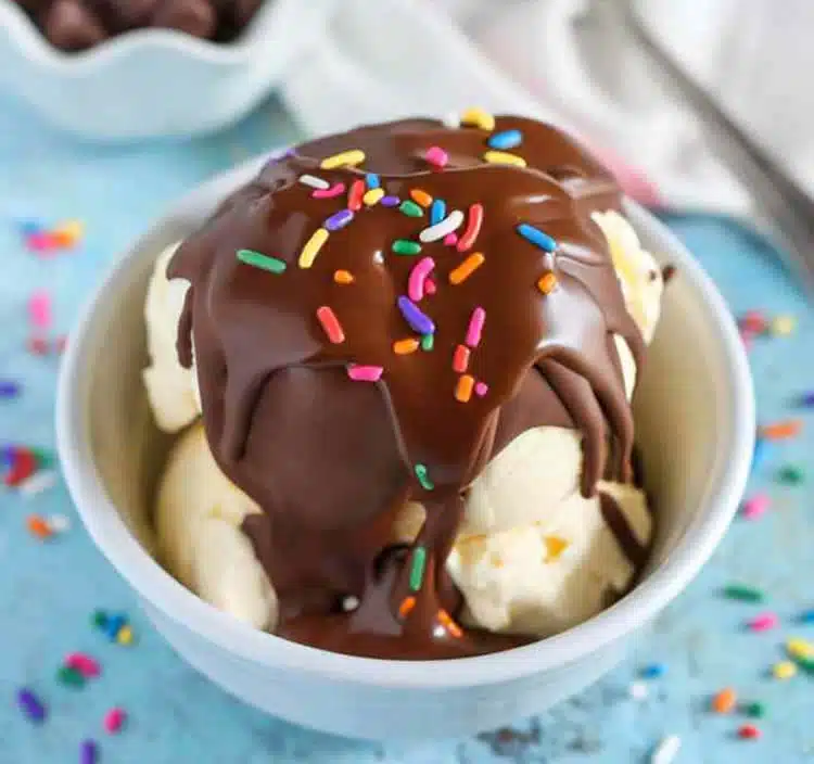 Glace vanille à la sauce au chocolat