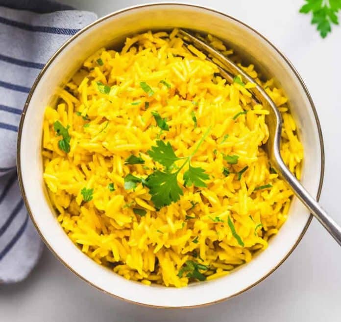 Réussir la cuisson du riz au curcuma