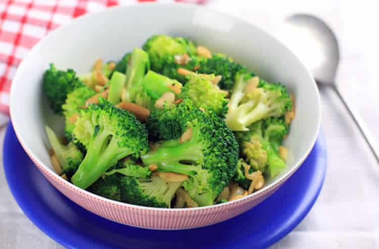 Salade de brocolis aux amandes au cookeo