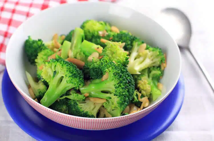 Salade de brocolis aux amandes au cookeo