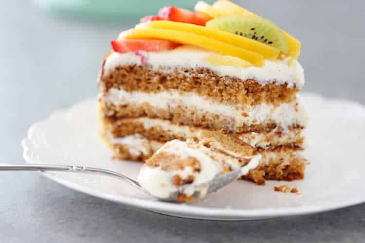 Gâteau en couches glaçage aux fruits