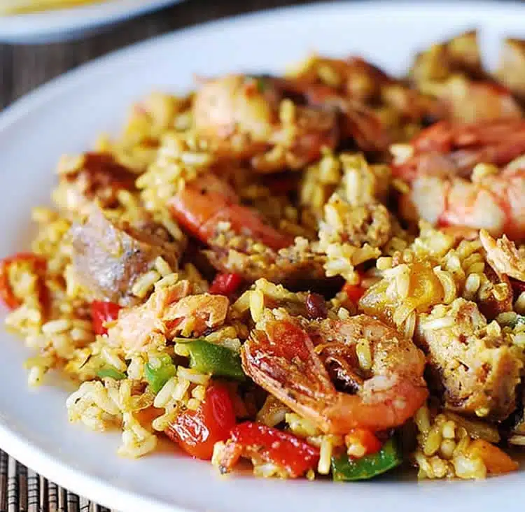 Paella mixte de poulet et crevettes