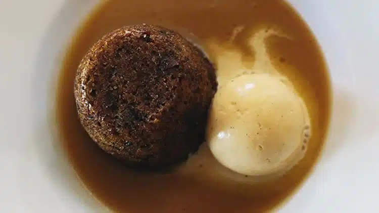 Pudding aux dattes avec sauce caramel