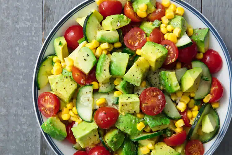 Salade de tomates avocat et concombre