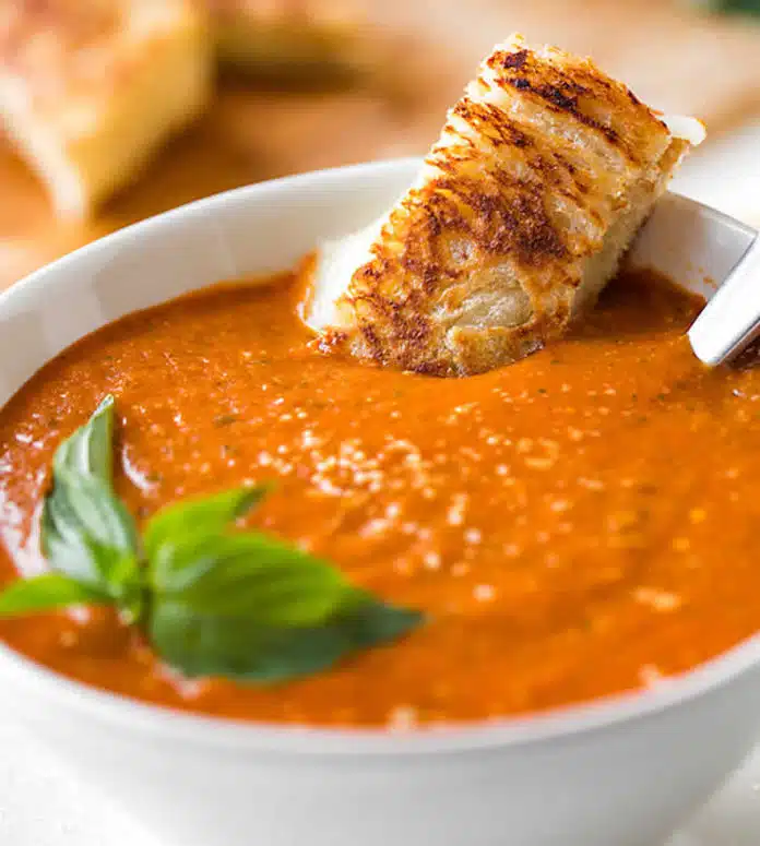 Soupe de tomates au ail et basilic