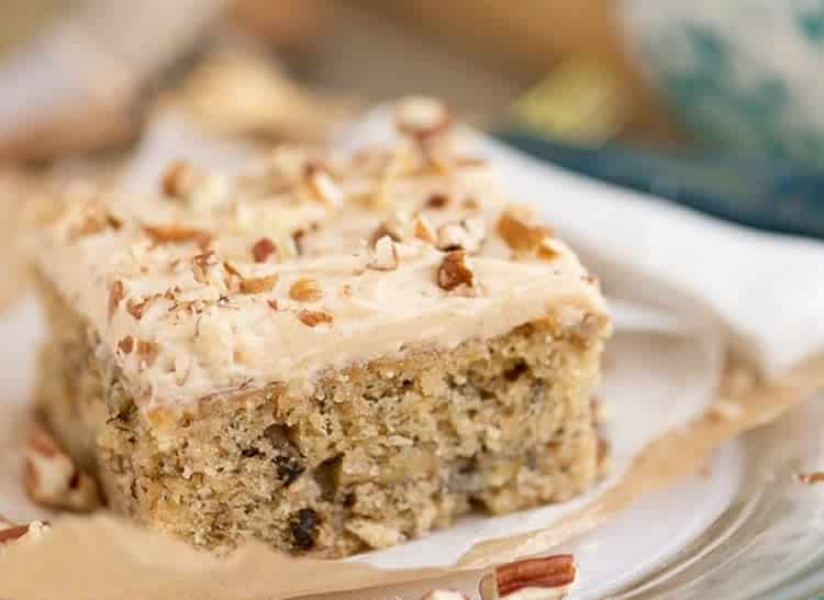Cake à la banane et noix avec glaçage