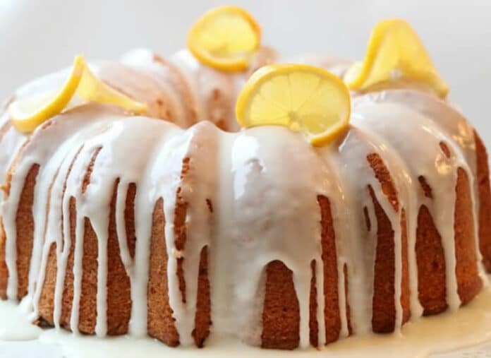Gâteau moelleux au citron avec glaçage