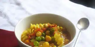 Soupe de pâtes aux légumes et pois chiches