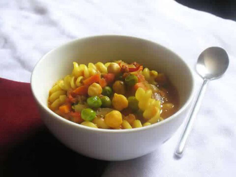 Soupe de pâtes aux légumes et pois chiches