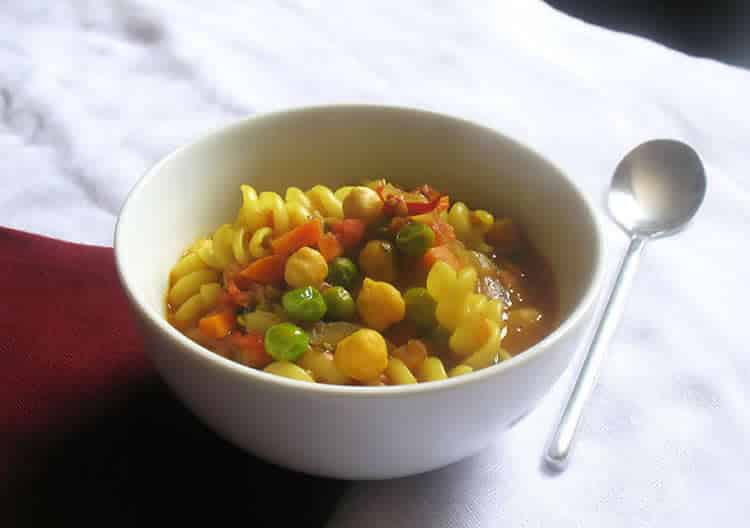 Soupe de pâtes aux légumes et pois chiches