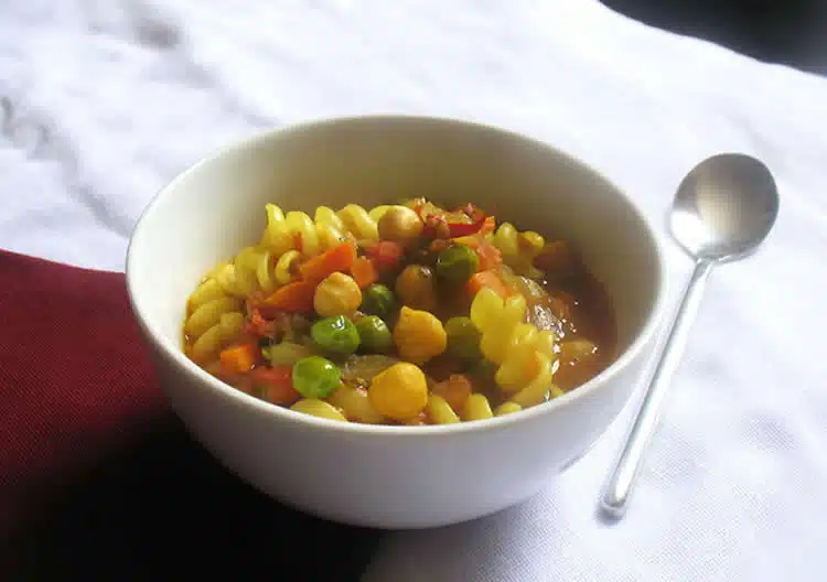 Soupe de pâtes aux légumes et pois chiches