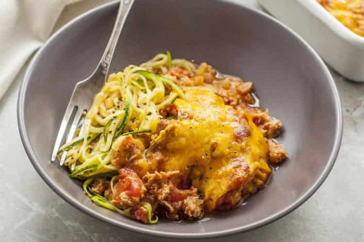 Nouilles de courgettes au thon et tomate