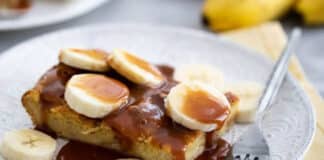 Pain doré aux bananes et caramel