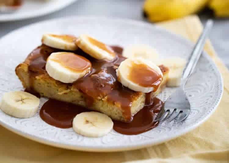 Pain doré aux bananes et caramel