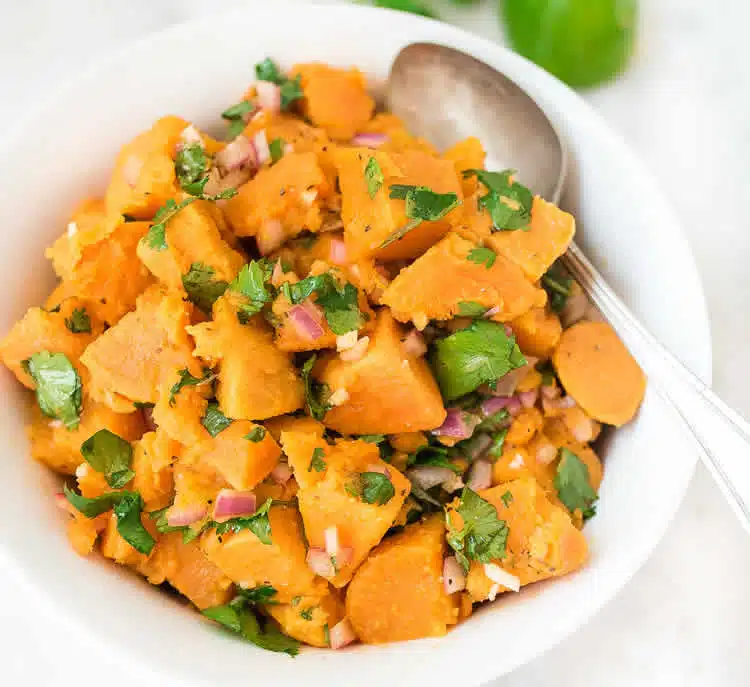 Salade de patates douces et oignon