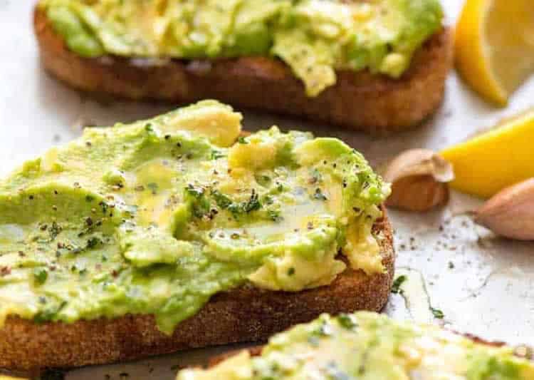 Apéritif toasts à l'avocat