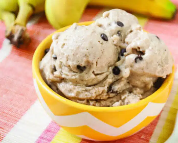 Glace banane et pépites de chocolat