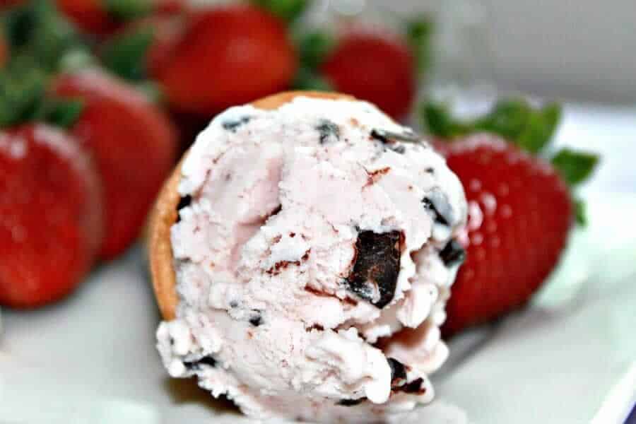 Glace fraise et pépites de chocolat