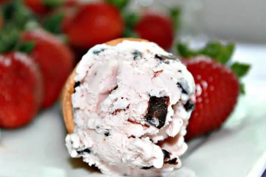 Glace fraise et pépites de chocolat