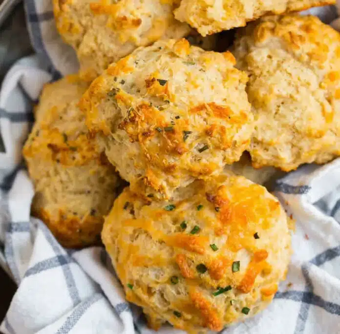 Biscuits au fromage et aux fines herbes