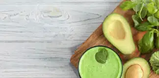 smoothie-detox-d-avocat-et-de-brocolis