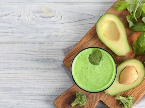 smoothie-detox-d-avocat-et-de-brocolis