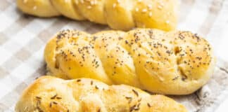 Petits pains tressés au sésame
