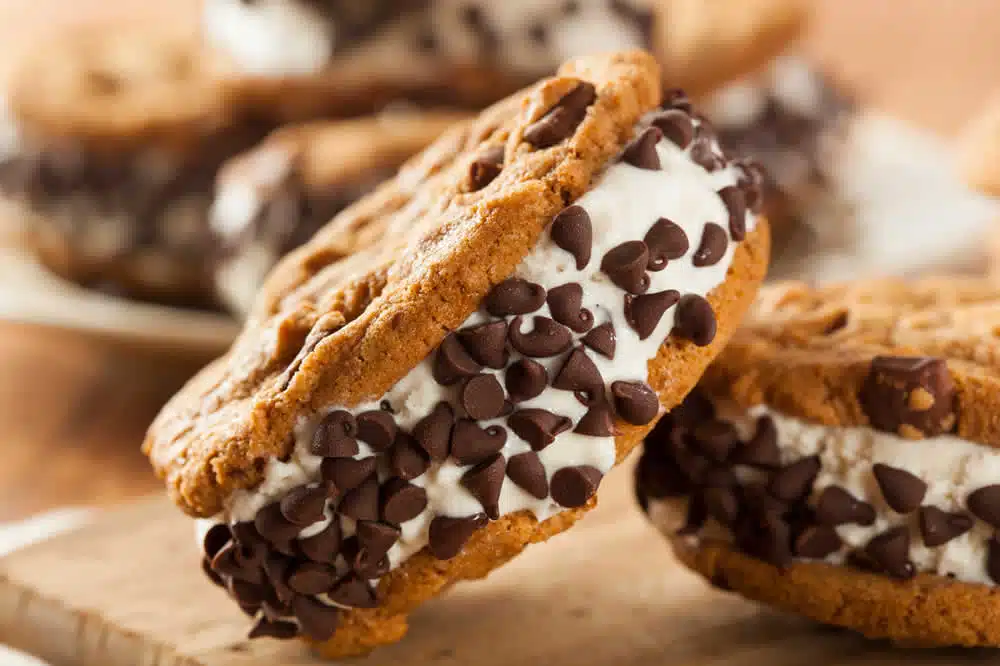 Biscuit irrésistible à la crème glacée aux pépites de chocolat