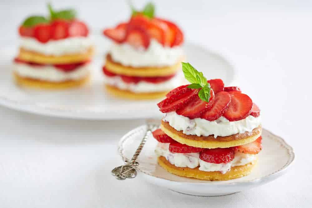 Crêpes à la crème fouettée et fraises