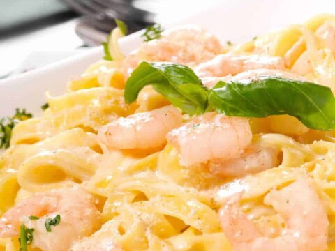 Délicieux plat des pâtes aux crevettes