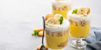 Dessert crème à la banane avec des gaufrettes