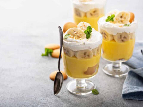 Dessert crème à la banane avec des gaufrettes