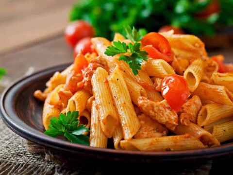 Pennes au poulet et sauce tomate