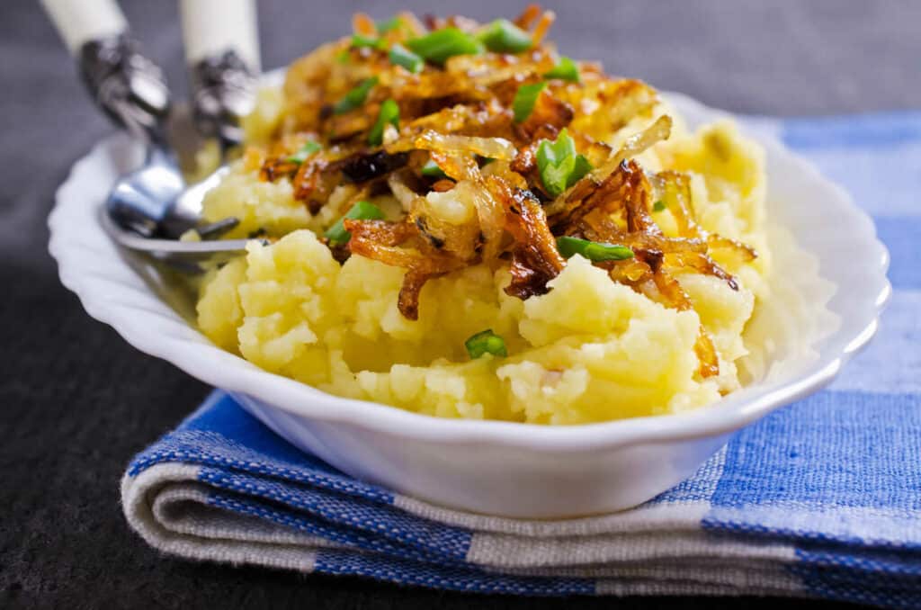 Purée de pommes de terre aux oignons caramélisés