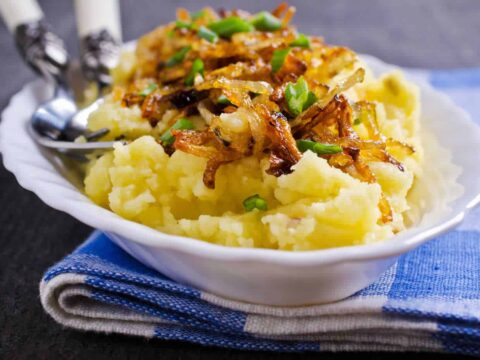 Purée de pommes de terre aux oignons caramélisés