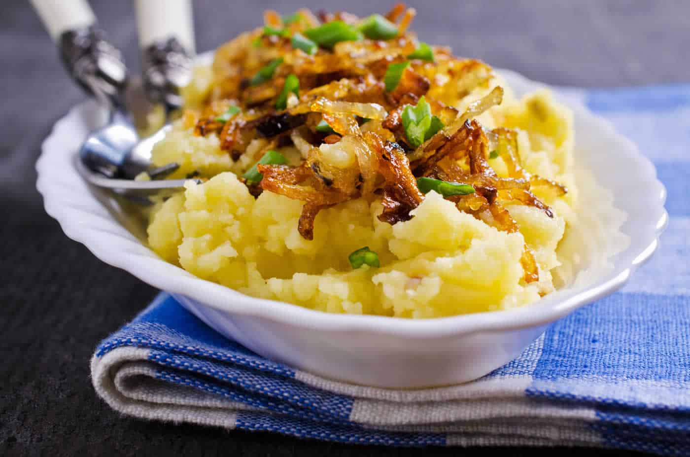 Purée de pommes de terre aux oignons caramélisés
