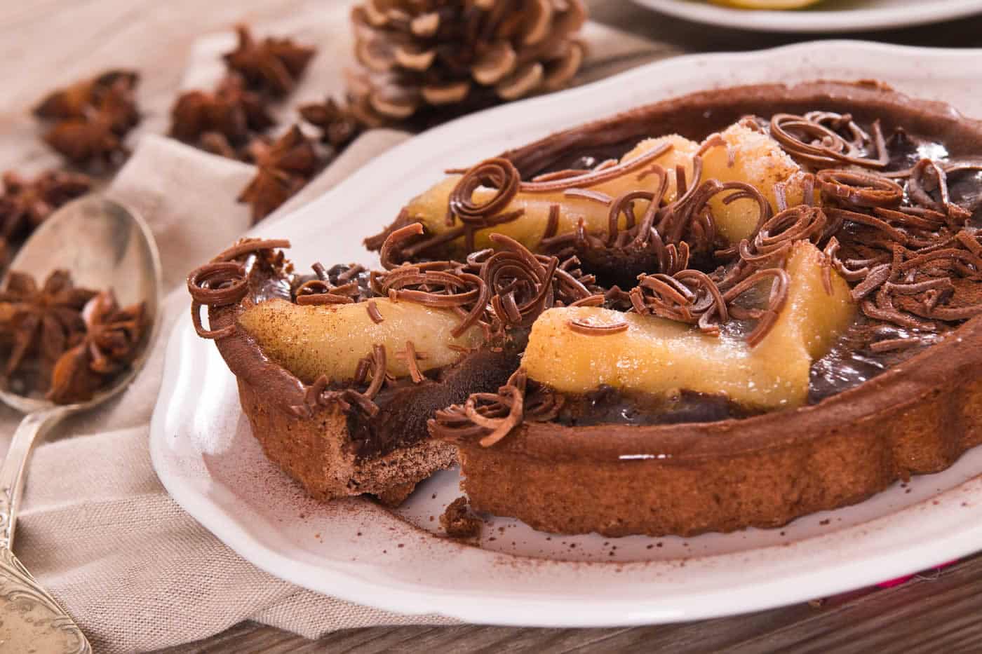 Tarte au chocolat et poires sur pâte sucrée