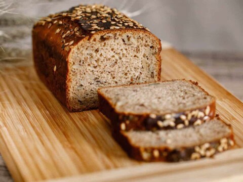 Pain de blé entier aux graines de lin, chia et sésame