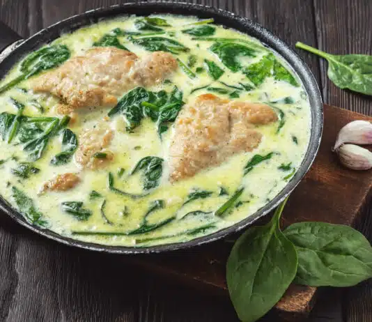 Poitrines de poulet à la sauce crémeuse aux épinards