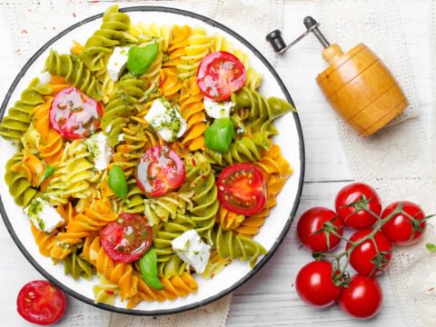 Salade de pâtes colorées et tomates cerises