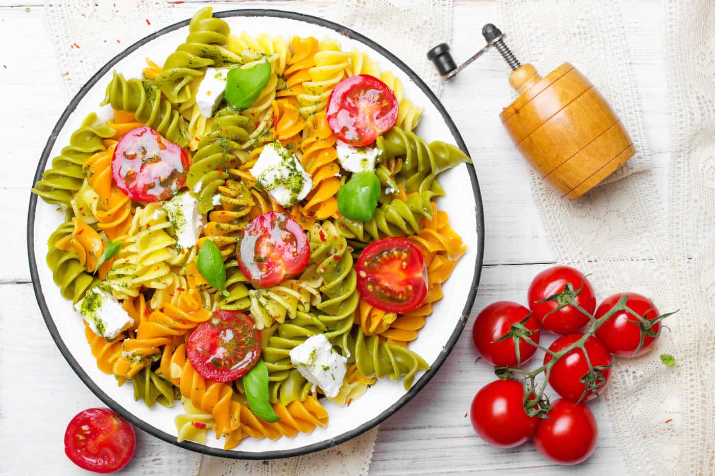 Salade de pâtes colorées et tomates cerises