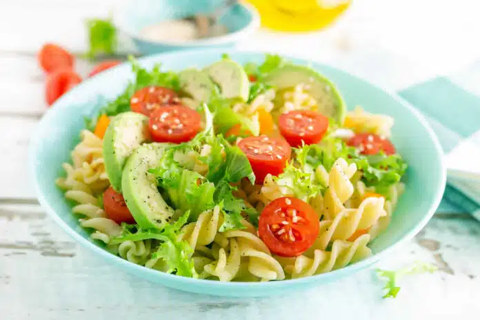 Salade de pâtes froide à l'avocat et tomate