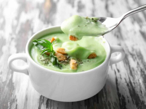 Comment préparer une soupe froide aux courgettes