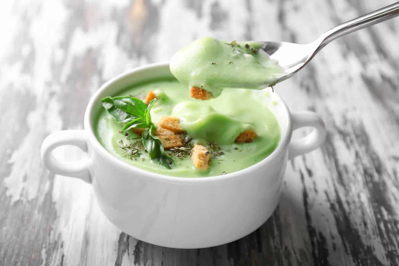 Comment préparer une soupe froide aux courgettes
