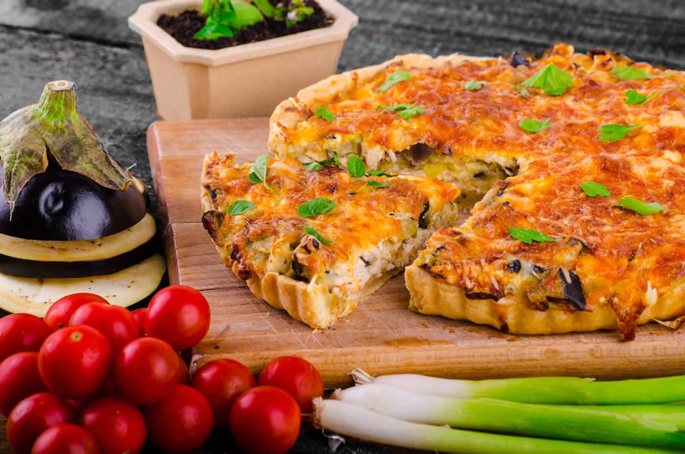 Quiche aux aubergines, poireaux et oignons